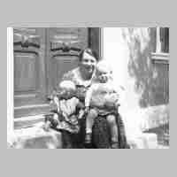106-0047 Die Baeckersfrau Lydia Mahnke vor ihrem Haus mit den Kindern Lotte Bohnacker und Fritz Adomeit.jpg